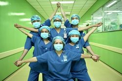 Tri ân thầy thuốc: Tri ân tốt nhất là 'cởi trói' chính sách
