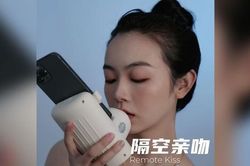 Dân mạng Trung Quốc xôn xao vì thiết bị hôn môi xa