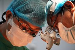 Bác sĩ cúi đầu tri ân bệnh nhân trước khi nhận tạng