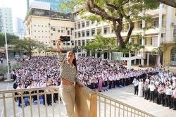 Huỳnh Như 'cháy' cùng học sinh Trường Chuyên Trần Đại Nghĩa