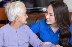 Hoa hậu Mai Phương thăm hỏi, tri ân Bà mẹ Việt Nam anh hùng