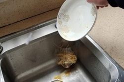 Trên bồn rửa bát nhất định phải có 1 chai nhựa, lý do sẽ khiến bạn vỡ òa