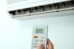 Đóng kín cửa bật điều hòa là sai: Mùa đông phải làm cách này, dùng thoải mái không lo tốn điện