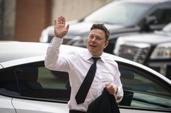 Elon Musk trở lại ngôi vị người giàu nhất thế giới