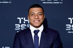 Mbappe vô cảm khi Martinez thắng giải của FIFA