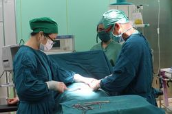 Thủng trực tràng do thụt rửa hậu môn bằng vòi xịt