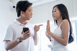 Dấu hiệu nửa kia đang lừa dối