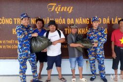 Vùng 4 Hải quân hỗ trợ lương thực, thực phẩm và nước ngọt cho ngư dân