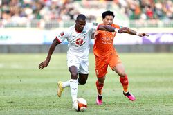 Thầy ngoại nào dưới 'giá treo cổ' V-League 2023?