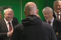 Video Sir Alex Ferguson đợi chúc mừng HLV Ten Hag trong đường hầm