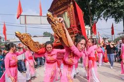Độc đáo trinh nữ rước kiệu xoay, xin nước ở giữa sông Hồng