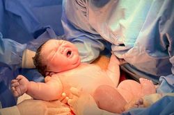 Bé trai nặng gần 5,8kg chào đời tại TP.HCM