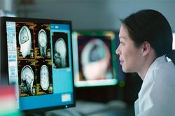 Bỏ qua cơn mệt mỏi, người phụ nữ phải ghép tim, mổ não