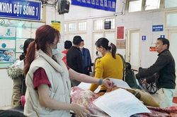 Bệnh viện Việt Đức hạn chế mổ phiên, bệnh nhân lo lắng, bác sĩ đau xót tâm tư