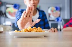 Nam sinh nhịn ăn đến nhập viện vì câu chê của bạn