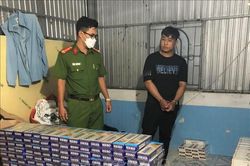 Bắt quả tang đối tượng tàng trữ, mua bán gần 4.000 bao thuốc lá nhập lậu