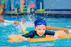 Vì sao trường bơi sinh tồn Aqua-Tots Mỹ được cha mẹ Việt yêu thích