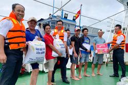 Vùng 4 Hải quân: Kịp thời hỗ trợ nhu yếu phẩm, nước ngọt cho ngư dân