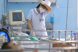 Thiết bị y tế, vật tư cạn kiệt, đến bác sỹ cũng bất lực, hoang mang
