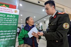 Chuyện cảm động trong ngày đầu cấp hộ chiếu gắn chíp ở Hà Nội