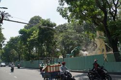 Tháo dỡ cầu bộ hành để thi công đường nối ga T3 Tân Sơn Nhất