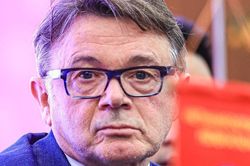 Khó khăn nào chờ đợi HLV Troussier?