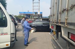 Ô tô lại xếp hàng dài, lái xe thức đêm chờ đăng kiểm ở Hà Nội