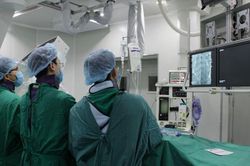 Suýt mất thận chỉ từ triệu chứng đau lưng, tê chân