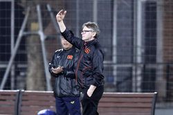HLV Philippe Troussier mướt mồ hôi với U23 Việt Nam lúc nửa đêm