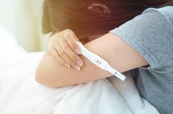 Mang bầu uống thuốc tránh thai khẩn cấp có sao không?