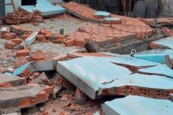 Nghệ An: Bé trai 8 tuổi bị tường đổ sập đè trúng ngực gây vỡ phổi