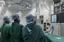 Người đàn ông bị đau tức mạn sườn, tê chân, không ngờ mắc bệnh hiếm