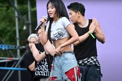 Biểu diễn quá sung, nữ ca sĩ liên tục kéo quần để tránh bị tụt trên sân khấu