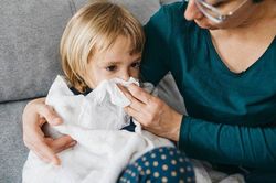 Trẻ nhiễm siêu vi hô hấp: Những điều cần biết để bảo vệ