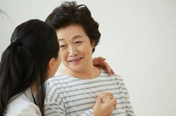 Cô hàng xóm muốn cho vợ chồng tôi thừa kế nhà