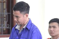 Dùng cuốc bổ 'bể đầu tình địch' vì ghen tuông mù quáng
