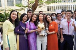 Hành động ý nghĩa của Huỳnh Như sau khi giành Quả Bóng Vàng