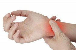 Đau khớp cổ tay ở phụ nữ mới sinh con, làm sao để khắc phục?