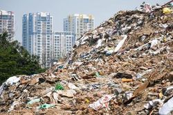 Rác thải chất thành núi, ngổn ngang trên nhiều tuyến đường Hà Nội