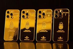 Cận cảnh chiếc iPhone 14 mạ vàng Messi tặng đồng đội