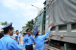 Kiên quyết xử lý ô-tô chở quá tải, cơi nới thành thùng