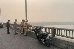 Cảnh sát giao thông kịp thời ngăn người phụ nữ định nhảy cầu tự tử