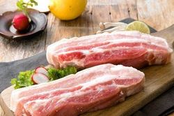 Giá heo hơi hôm nay 2/3: Giá heo hơi miền Bắc giảm tiếp, cung đang vượt quá xa cầu, hộ chăn nuôi lỗ nặng