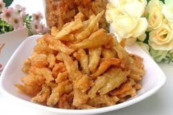 Thực đơn cơm chiều: Cá cơm chiên giòn, nấm đùi gà xào bơ tỏi, canh bắp bò hầm rau củ