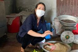 Người phụ nữ chế ra hàng nghìn lít men vi sinh để xử lý rác thải