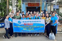 Phụ nữ huyện Phú Tân thực hiện 'Đoạn đường tham gia xây dựng nông thôn mới'