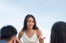 Bị bắt quả tang cùng nhân tình trên xe ô tô, chồng bị vợ tung cú đá 'trời giáng' vào hạ bộ