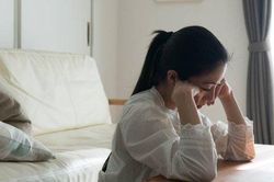 Chăm bố chồng ốm ở viện, con dâu sốc nặng khi biết được điều bí mật từ ông