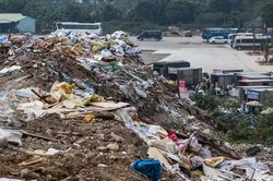 Bãi rác 'khổng lồ' vây kín chung cư ở Hà Nội
