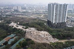 Rác thải xây dựng chất cao như núi ở Thủ đô